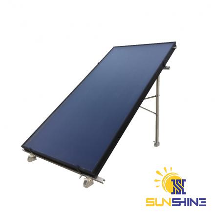 How does a flat plate solar water heater work?